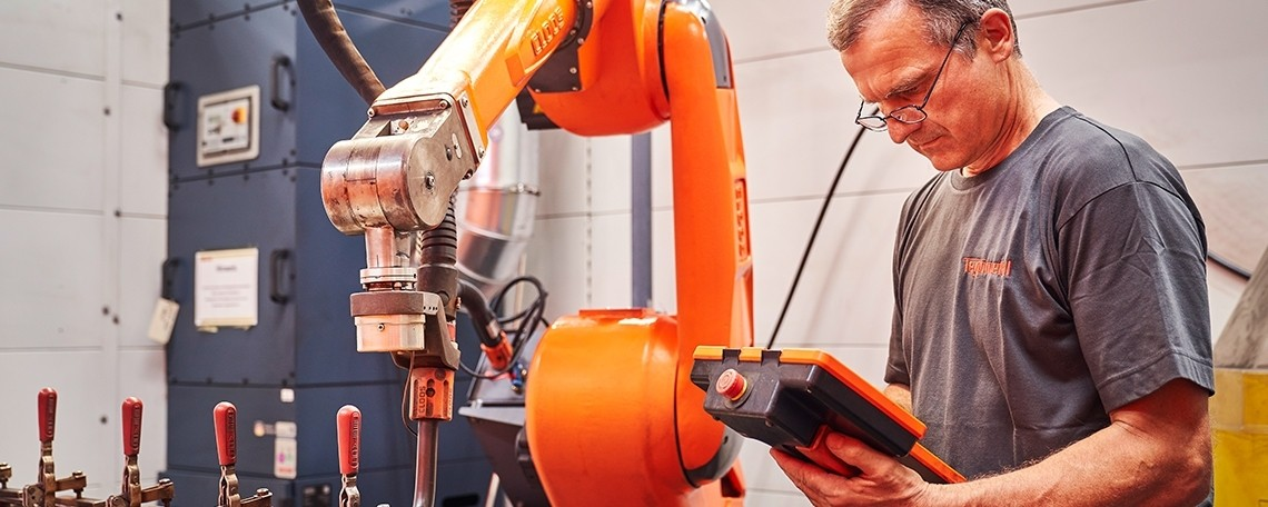 Delavec v lakirnici, 1. slike